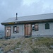 Die Schutzhütte auf den Panixer Pass / Pass dil Veptga (2407m). Links hinten ist der Glatscher da Mer zu sehen.