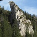 Am unteren Ende der Thorau-Almen fällt dieser krumme Felsturm in der Thorauschneid auf.