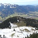 Blick nach Lenggries, links unten am Waldrand die <br />Lenggrieser Hütte, dann rechts davon der Grasleitenkopf.<br />Im Hintergrund links Benewand, Achsel- und Latschenkopf, sowie Brauneck