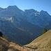 Blick über's Karwendeltal zu Breitgrießkar-, Großer Riedlkar-, Larchetkar- und Pleisenspitze.