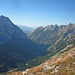 Blick vom Bäralpl ins Karwendeltal; links die Hinterautal-Vomper Kette mit Larchetkar- und Pleisenspitze, rechts die Nördliche Karwendelkette von der Brunnensteinspitze bis zur Tiefkarspitze.