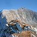Blick von der Vorderen Schlichtenkarspitze (nur kenntlich durch Grenzstein und Gipfelsteinmann) zur Hinteren Schlichtenkarspitze.