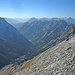 Tiefblick ins wunderschöne Karwendeltal; ganz hinten rechts die Zugspitze.