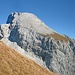 Die Östliche Karwendelspitze beim Abstieg - einfach ein schöner Berg!<br />Übrigens: Die Perspektive täuscht; es liegt noch das Vogelkar zwischen der Grasflanke und dem Berg, das vom Standpunkt aus nur über einen Steilabbruch zu erreichen wäre. 