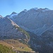 Gleich ist die Latschenzone durchbrochen; Blick über Hochalm und Karwendelhaus zu Birkkarspitze und den Ödkarspitzen; vorgelagert Schlauchkarkopf und Hochalmkreuz.