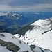 Hinter den nordwestlichen Kitzbüheler Alpen mit der Hohen Salve zeigen sich die Bayerischen Voralpen.