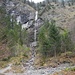 EIn schöner Wasserfall unterbricht das Forstweg Gelatsche