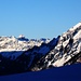 Zuhinterst im Klöntal sind Mieserenstock (2199 m) und Druesberg (2282 m) zu sehen - die Steilheit der Flanken wird deutlich. Der Gipfel rechts ist wohl der Dejenstock (2021 m).