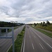 erbarmungslos zerschneidet die Monsterautobahn die Landschaft im Norden Münchens,links ein Teil der Kläranlage von Grosslappen