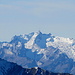Der halbe, östliche Alpstein aus ungewohnter Perspektive im Zoom. Im Vordergrund links schiebt sich der Hohe Freschen mit dem Binnelgrat noch ins Bild.

Luftlinie zum Säntis sind es nach Deuschle 45 km