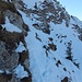 Lütispitz-Nordostgrat: An dieser Stelle wich ich für wenige Meter westlich vom Grat ab – ab nun mit Steigeisen bis zum Lütispitz. In der Mitte des oberen Bildrands ist der Fels zu sehen, um den ich hübsch exponiert gestiegen bin.