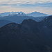 In der Bildmitte die Tours "d'Aï" und "de Mayen". Hinten die Mont-Blanc-Gegend 
