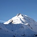 <b>Ad Ovest svetta la bellissima Scaglia di Corno (2641 m); le sue guglie rappresentano un'apprezzata meta per gli scalatori.</b>