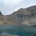 Der Muttsee (2446m), links ist der Zahn des Hintersulzhorns (2738m), rechts der Ruchi (3107m). Durch seine Geröllflanke führt der steile Aufstieg vom Muttsee her.