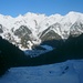 Blick zurück aus dem Malfontal auf Pettneu am Arlberg (1222m). Links ist der Stanskogel (2757m), in der Mitte der Grießkopf (2581m) und rechts der Aperriesspitze (2588m). Hinter der Aperriesspitze schaut die Wetterspitze (2895m) hervor.