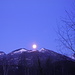 Con una luna così non può che iniziare una bella giornata! <br />Questa foto è fatta da casa mia e le montagne sono quelle sul lato piemontese del Lago Maggiore