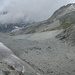 rechts oben das Tagesziel die Schönbielhütte - zu erreichen über den schuttbedeckten Schönbielgletscher von links steil und mühsam hinauf