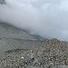 Steinwüste ? - Nein, aus Schönbielgletscher (links) und Tiefmattengletscher (rechts) entsteht der Zmuttgletscher - links oben knapp unter den Wolken die Schönbielhütte