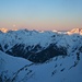 Erste Sonnenstrahlen und Monduntergang über dem Arlberg.