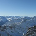 Gipfelaussicht nach Südwesten. Links ist das Fluchthorn / Piz Fenga (3398,0m), rechts sind Kuchenspitze (3148m) und Küchlspitze (3147m). Vor der Küchlspitze sieht man auf den Gipfel des Blankahorns von oben!