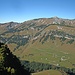Gipfelblick über die Ackernalm zu Bärenjoch, Hinterem Sonnwendjoch und Krenspitze.
