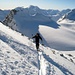 [u schlumpf] in der Gipfelflanke des Chüebodenhorn 3070m - direkt im Hintergrund der Chüebodengletscher mit dem Poncione di Cassina Baggio und am Horizont das Blinnenhorn 3374m