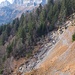 Der Erdrutsch hat im Herbst 2012 die Wegspuren von Sennis nach Verachta/Lüsis wegradiert. Die Wege – und damit die einzige Verbindung von Lüsis nach Sennis ohne Talabstieg – sind gesperrt.