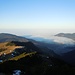Schöner Schattenwurf der Berge über dem Nebel
