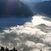 Eiger, Mönch und Jungfrau vom Harder aus gesehen. Im Vordergrund ragt der Kleine Rugen (733 m) ganz knapp aus dem Nebel hinaus.
