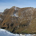 Blick zurück zum Dreispitz...Aufstiegsgrat links, Abstiegsgrat frontal gegenüber, am linken Rand des Schnees