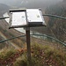Buch mit Infotafeln zu allen möglichen Pflanzen im Donautal