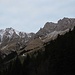 Die Höttinger Alm liegt in aussichtsreicher Lage unter der Vorderen Brandjochspitze und den Sattelspitzen - dazwischen Frau Hitt mit gleichnamigem Sattel.