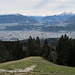 Von der Höttinger Alm schweift der Blick über Innsbruck hinweg ins Wipptal Richtung Brenner.