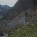 Einstieg des Pfades durch den Kapuzinerwald, mächtige Steinschlagnetze wurden über der Hauptstrasse montiert