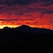 Bei der Anfahrt in die Berge bot sich uns bei Sonnenaufgang solch ein wunderschönes Farbenschauspiel am Himmel.<br />Bitte dieses Bild im [http://f.hikr.org/files/973243.jpg Original] betrachten! Dieses Bild ist für Silvia [u HeliS]. Schau mal, was für eine Kraft dort im Universum steckt! Es wird Dir ganz sicher behilflich sein!!!!<br /><br />Già nel tragitto verso montagna lo spettacolo dei colori in cielo al sorgere del sole era stupendo.<br />Si prega di guardare questa foto nell`[http://f.hikr.org/files/973243.jpg originale]! <br />Vorrei dedicare questa foto a Silvia [u HeliS]. Guarda che forza si trova nell`universo. Ti aiuterà, ne sono sicura!!!!!!!!!