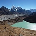 Blick über Dudh Pokhari und über den Ngozumba Glacier