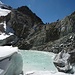 gefrorener Gletschersee am Pass nach dem Abstieg