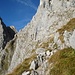 bayrischer Bergsteiger (blau) auf dem Weg zur Roten Rinn Scharte auf dem Gamsänger