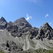 Nochmal Simonskopf,2687m, mitte, flankiert von Teplizer Spitze,2613m-links und Kerschbaumer Törlkopf,2389m-rechts.