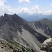 Erinnern Sie sich noch  unsere ersten Tag in Lienzer Dolomiten? Link es zeigt sich die Doppelgipfel des Boses Weibele(2599m), mit der Aufstieg von grunen Riebenkofel(2386m)-rechts.