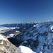 Blick vom Aggenstein nach Osten: links die zugefrorenen Seen, rechts das Zugspitzmassiv