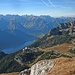 Blick über die "Funarena" um die Seilbahnstation und den Achensee ins Karwendel. Solch derbe Touristenmischpoke gibt's dort zum Glück nicht.