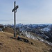 Das grosse Kreuz auf dem Gerenfalben. Mittig die wuchtige Rote Wand und rechts die Spitzen des Silvretta- Hauptkammes