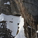 Einstieg in den T6-Steig zur Paliis Nideri unterhalb der Zuestoll-Südwand. Wenn man genau hinschaut, erkennt man im rechten unteren Bilddrittel (über einem Schneefeld) eines der Drahtseile.  