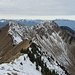 Blick von der Tällispitze nach Westen mit dem Gratverlauf zum doppelgipfligen Hochgerach, rechts der Alpstein 