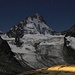 05:45 Uhr: Bergsteiger am Fuße des Dent Blanche zeichnen mit ihren Stirnlampen eine kleine Spur; im Vordergrund der Lichtschein des Frühstücksraumes
