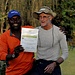 unser einheimischer Führer Charles übergibt unserem Tourenleiter Klaus das "Kilimanjaro-Diplom" © Moni