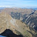 Der Üntschengrat (Üntschenspitze - Güntlispitze - Hintere Üntschenspitze), rechts der Üntschenpass und darüber das Walmendinger Horn mit der erkennbaren Bergstation