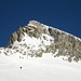 Pizzo Pesciora 3120m - dort wo die oberen beiden Skitourer sind befindet sich das Skidepot