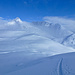 Ein Schneekanal für Skis vor Piz Tiarms und Crispalt.